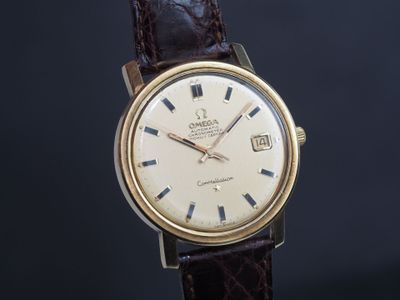 Gros plan sur une montre-bracelet avec un bracelet marron