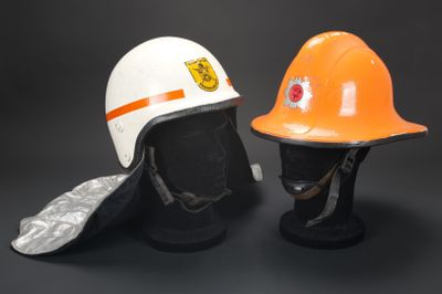deux casques posés l'un à côté de l'autre