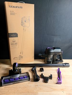 une boîte contenant des aspirateurs et d'autres outils, posée sur une table