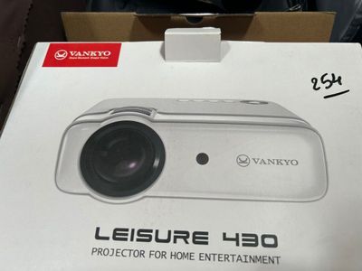 une image représentant une boîte blanche dans laquelle figure l'image d'un projecteur