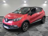 une voiture rouge est garée sur le sol en damier d'un garage