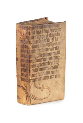 un vieux livre sur lequel on voit des inscriptions sur une surface blanche