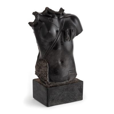 une image représentant une sculpture représentant un torse féminin posé sur un socle noir