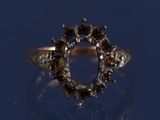 une image représentant une bague en diamant sur un fond bleu