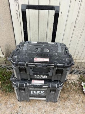 une boîte à outils noire posée sur une mallette noire