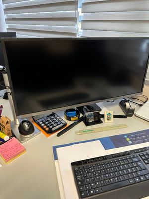 un bureau sur lequel se trouvent un ordinateur, un clavier, une souris et d'autres objets