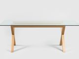 une table en verre avec des pieds en bois et un plateau en verre