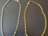 deux colliers à chaîne en or et en argent, ornés de pendentifs