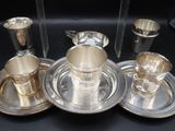 un plateau en argent sur lequel sont disposées des tasses et des soucoupes en argent