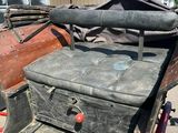 une vieille valise posée à l'arrière d'un camion