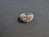 bague en argent ornée de pierres blanches sur un fond noir