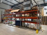 un grand entrepôt rempli d'étagères et de palettes