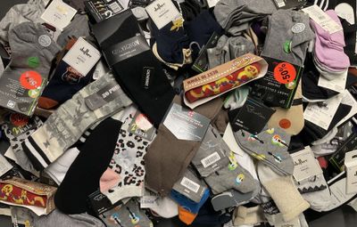 une pile de chaussettes posée sur une table