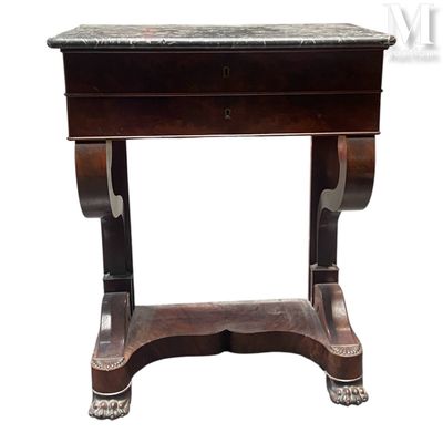 une petite table avec un plateau en marbre