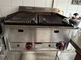 une photo d'un grill professionnel dans une cuisine