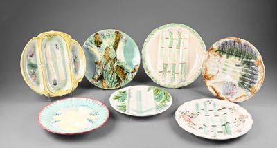 plusieurs assiettes présentant différents motifs et dessins sur un fond gris