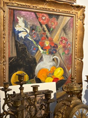 une photo d'un tableau accroché au mur à côté d'une horloge