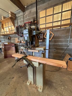 une photo d'un atelier de menuiserie avec une scie circulaire à table