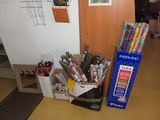 de nombreux stylos et crayons dans une boîte posée par terre