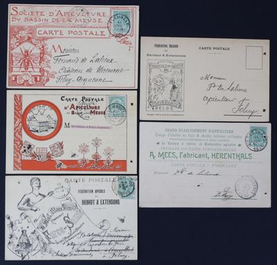 quatre enveloppes différentes, munies de timbres et sur lesquelles sont apposés des timbres, posées sur un fond bleu