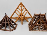 trois morceaux de bois sont empilés les uns sur les autres