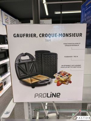 La boîte d'un gaufrier est posée sur l'étagère du magasin