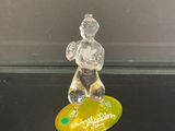 une figurine en verre représentant un homme sur une planche de surf