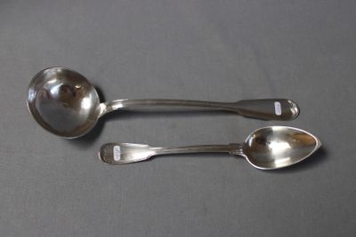 deux cuillères posées sur une table