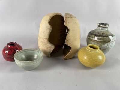 trois vases différents posés les uns à côté des autres sur une surface blanche