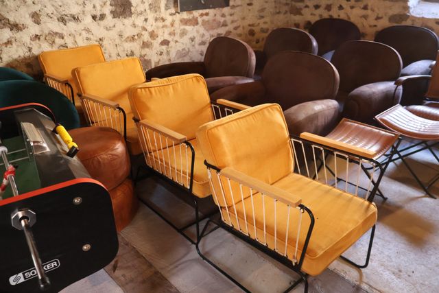Quatre fauteuils piètement tubulaire laqué noir, accotoirs corde,...