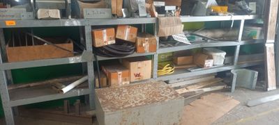 2 Etagères métal garnies de chutes de métal, cheneaux, balais, pelles, - Photo 1