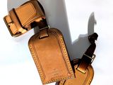 deux étiquettes à bagages attachées l'une à l'autre sur une surface blanche
