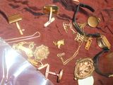 de nombreux objets en or et en argent posés sur une table