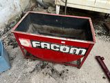 une boîte rouge posée par terre