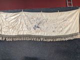 un grand tissu blanc accroché au mur