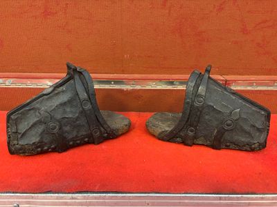 deux paires de chaussures posées sur une surface rouge