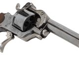 un gros plan d'un revolver sur fond blanc, avec un fond blanc