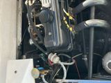 une photo d'un moteur de voiture avec beaucoup de câbles