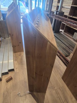 un très grand objet en bois au milieu d'une pièce