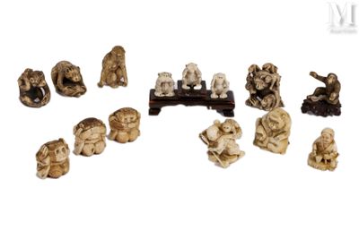 un grand nombre de figurines posées sur une table