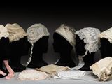 six têtes de mannequins coiffées de chapeaux et ornées de lacets