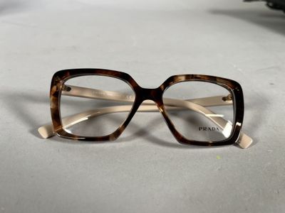 des verres posés sur une table, avec une paire de lunettes posée dessus