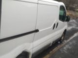 une camionnette blanche garée sur le bord de la route