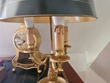 une table sur laquelle se trouvent une lampe et une horloge