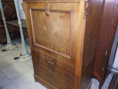 une armoire en bois avec un tiroir en dessous