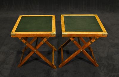 paire de tables d'appoint pliantes vintage avec plateau en cuir vert