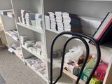 un chariot posé devant une bibliothèque