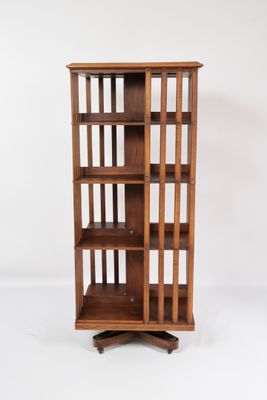 une photo d'une vitrine en bois dotée d'une porte vitrée