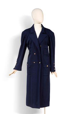une image représentant un mannequin vêtu d'un manteau bleu sur un présentoir blanc