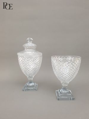 deux vases en verre transparent posés sur une table